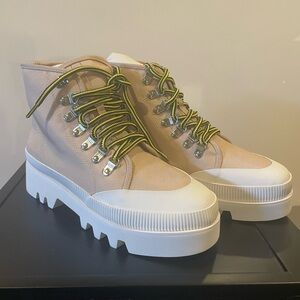 Steve Madden Stylish Tan High-Top Booties. Size 8.5